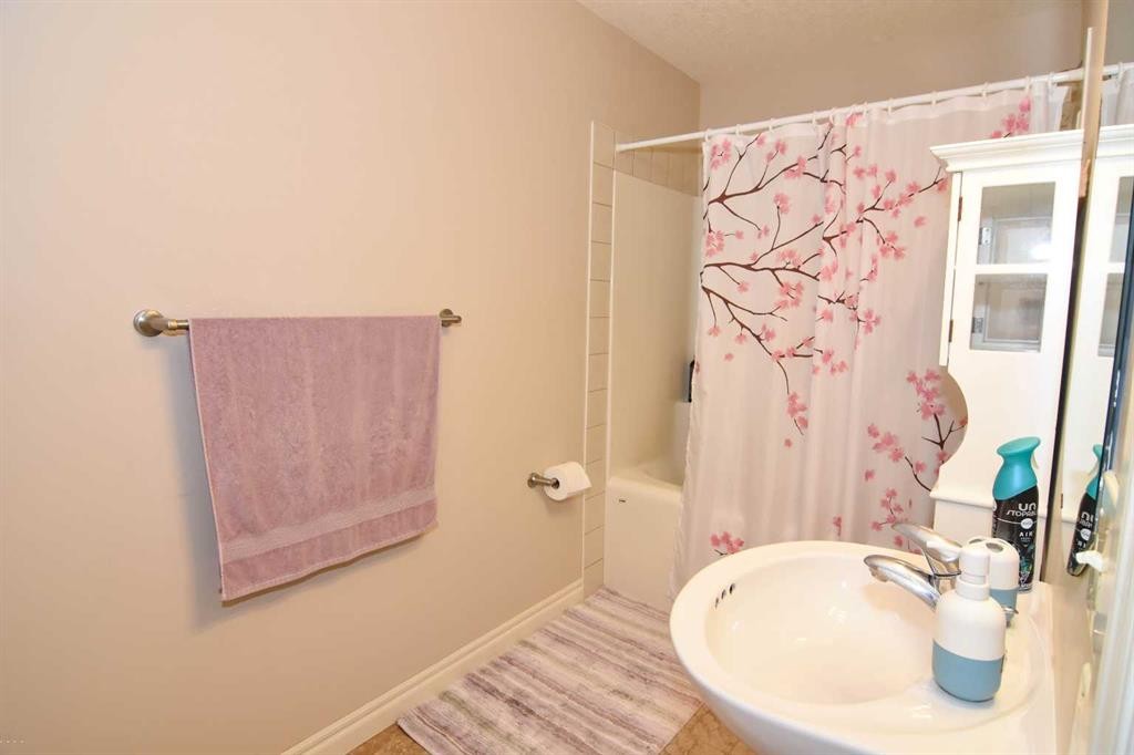 107 Panatella Close Nw, Calgary, AB - Indoor Photo Showing Bathroom