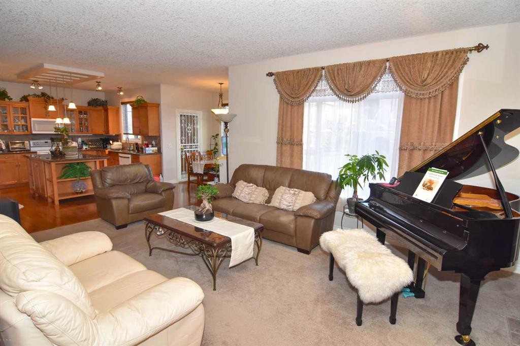 107 Panatella Close Nw, Calgary, AB - Indoor Photo Showing Living Room