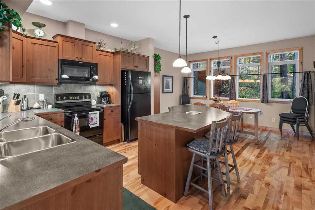 1073 Wilson Way, Canmore, AB - Indoor Photo Showing Kitchen With Double Sink