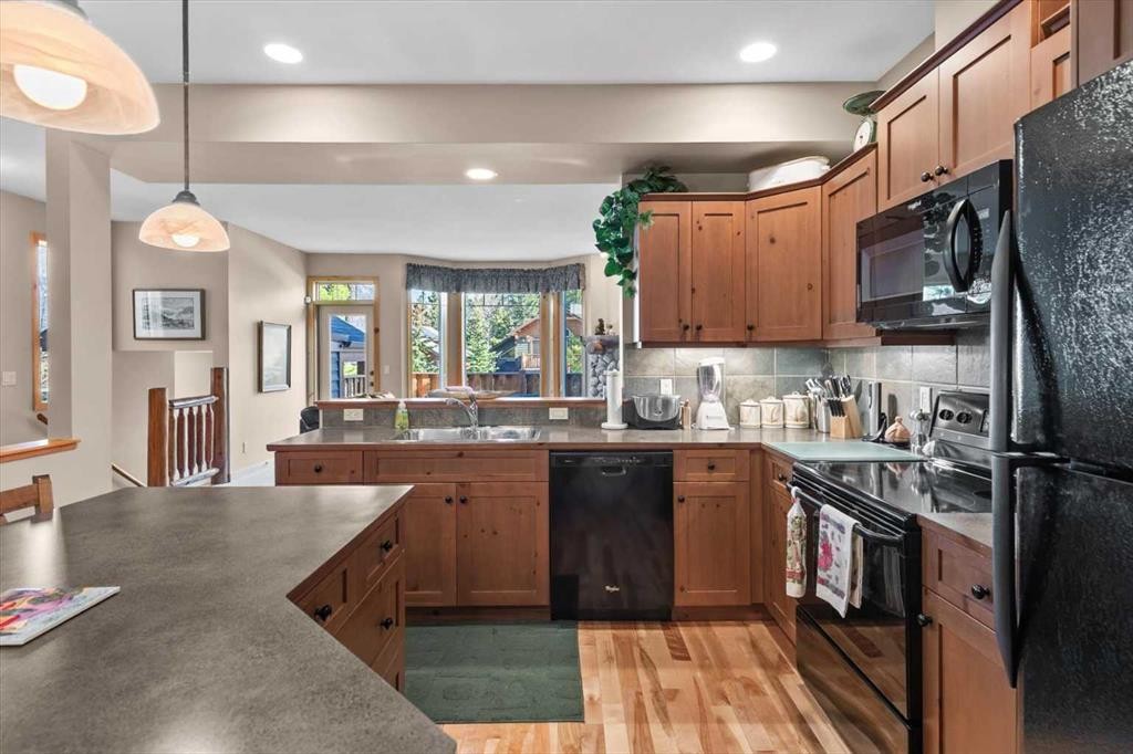 1073 Wilson Way, Canmore, AB - Indoor Photo Showing Kitchen With Double Sink