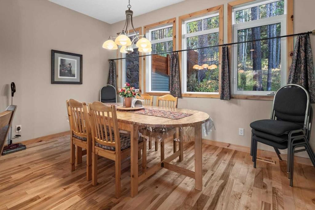 1073 Wilson Way, Canmore, AB - Indoor Photo Showing Dining Room