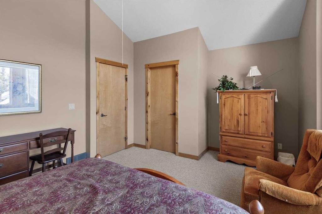 1073 Wilson Way, Canmore, AB - Indoor Photo Showing Bedroom