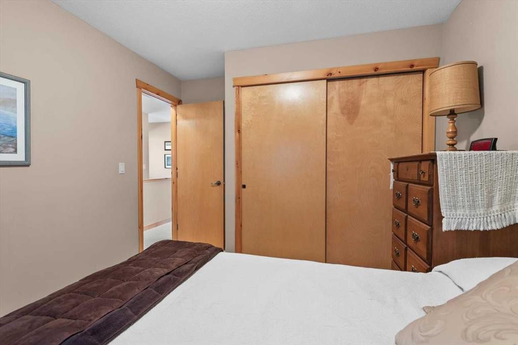 1073 Wilson Way, Canmore, AB - Indoor Photo Showing Bedroom