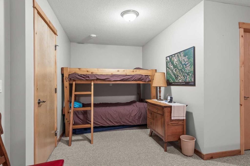 1073 Wilson Way, Canmore, AB - Indoor Photo Showing Bedroom