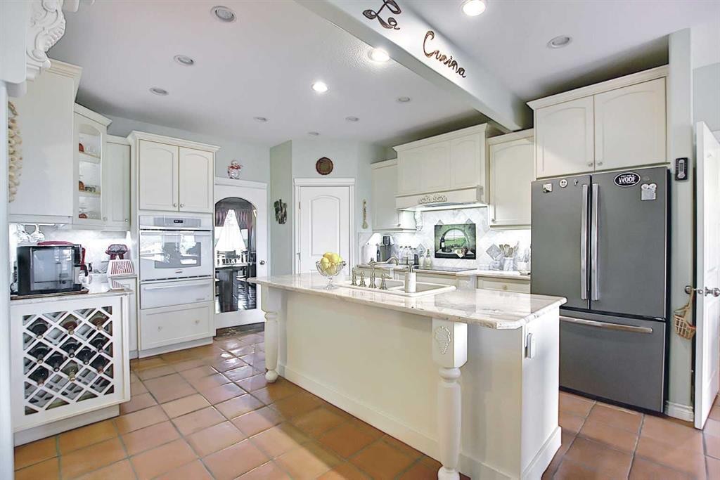 255046 Township Road 250, Rural Wheatland County, AB - Indoor Photo Showing Kitchen With Upgraded Kitchen