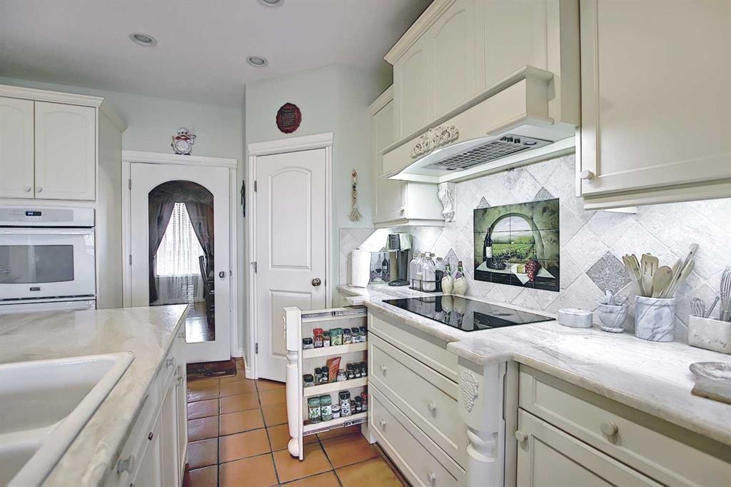 255046 Township Road 250, Rural Wheatland County, AB - Indoor Photo Showing Kitchen