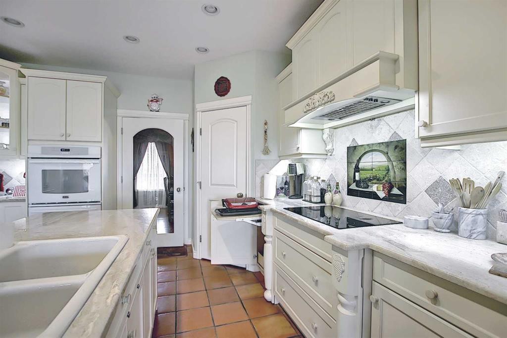 255046 Township Road 250, Rural Wheatland County, AB - Indoor Photo Showing Kitchen
