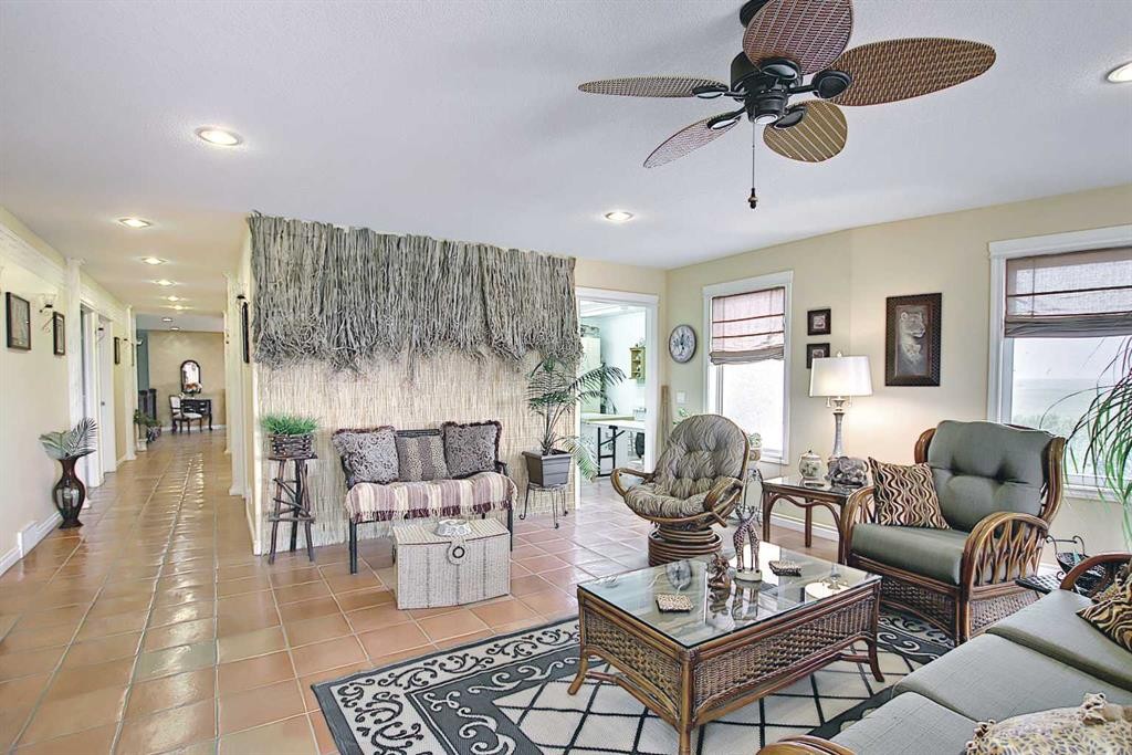 255046 Township Road 250, Rural Wheatland County, AB - Indoor Photo Showing Living Room