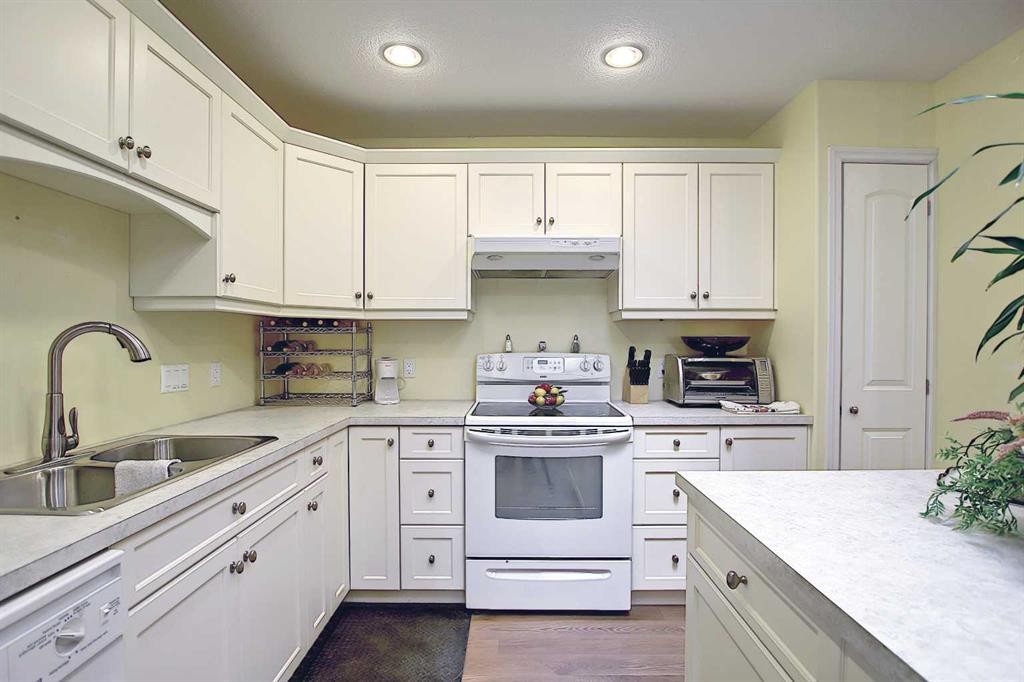 255046 Township Road 250, Rural Wheatland County, AB - Indoor Photo Showing Kitchen With Double Sink