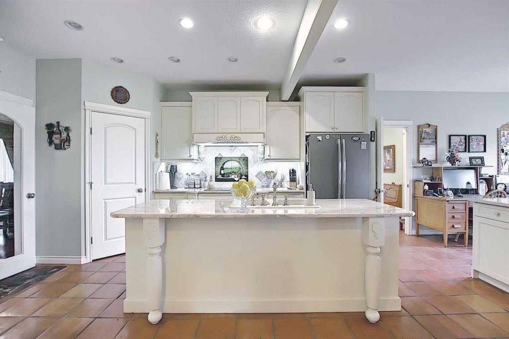 255046 Township Road 250, Rural Wheatland County, AB - Indoor Photo Showing Kitchen With Upgraded Kitchen
