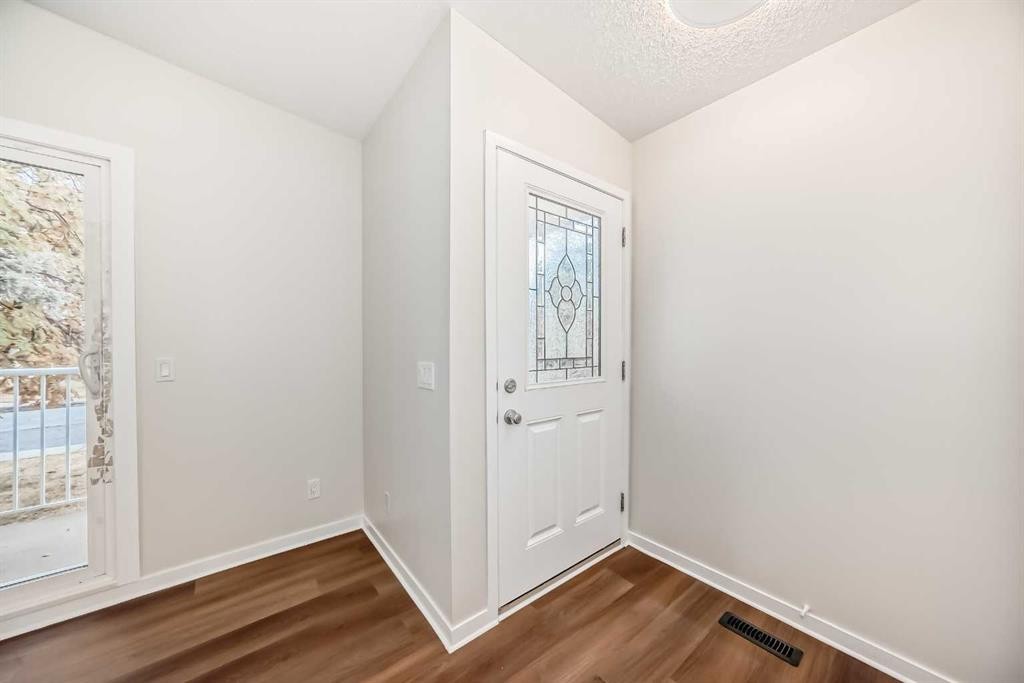 6525 58 Street Nw, Calgary, AB - Indoor Photo Showing Other Room