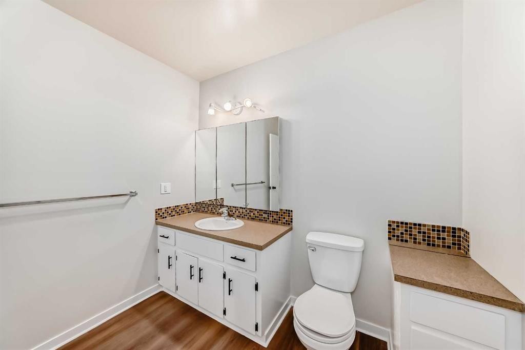 6525 58 Street Nw, Calgary, AB - Indoor Photo Showing Bathroom