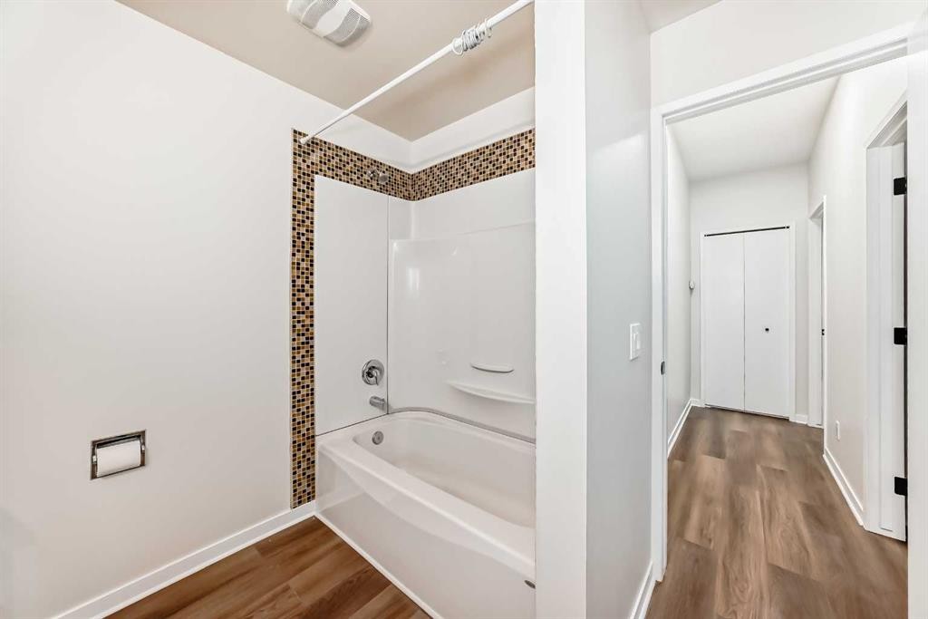 6525 58 Street Nw, Calgary, AB - Indoor Photo Showing Bathroom