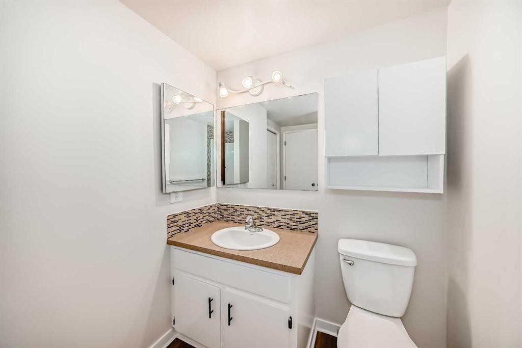 6525 58 Street Nw, Calgary, AB - Indoor Photo Showing Bathroom
