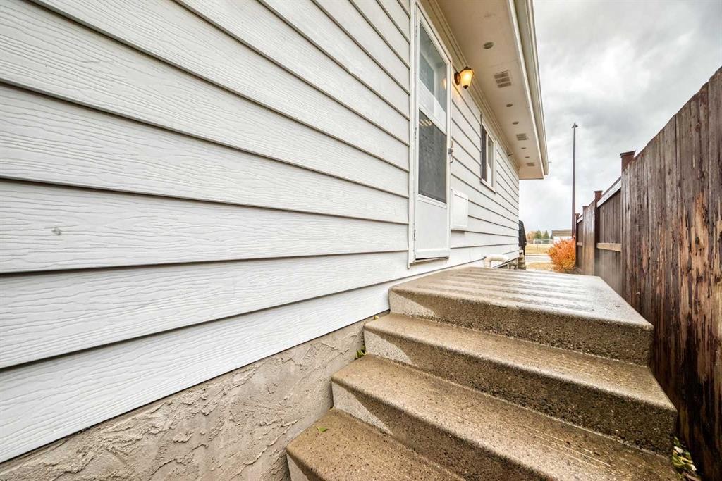 6525 58 Street Nw, Calgary, AB - Outdoor