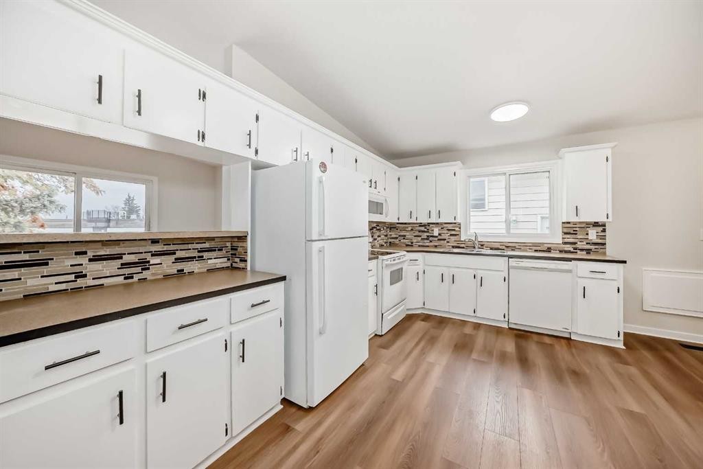 6525 58 Street Nw, Calgary, AB - Indoor Photo Showing Kitchen