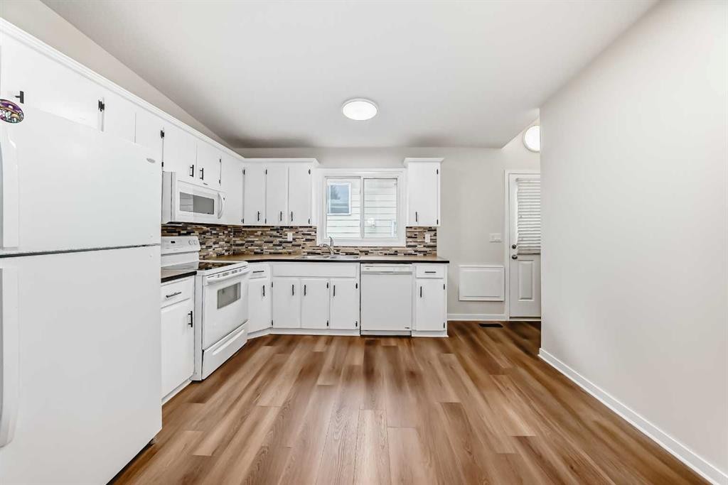 6525 58 Street Nw, Calgary, AB - Indoor Photo Showing Kitchen