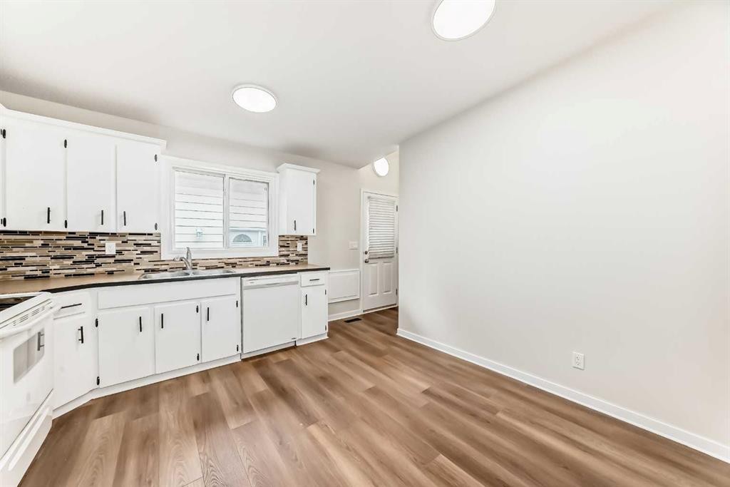 6525 58 Street Nw, Calgary, AB - Indoor Photo Showing Kitchen With Double Sink