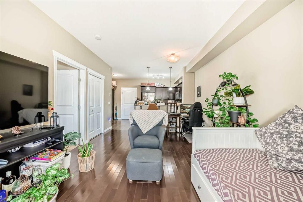 4404-31 Country Village Manor Ne, Calgary, AB - Indoor Photo Showing Living Room