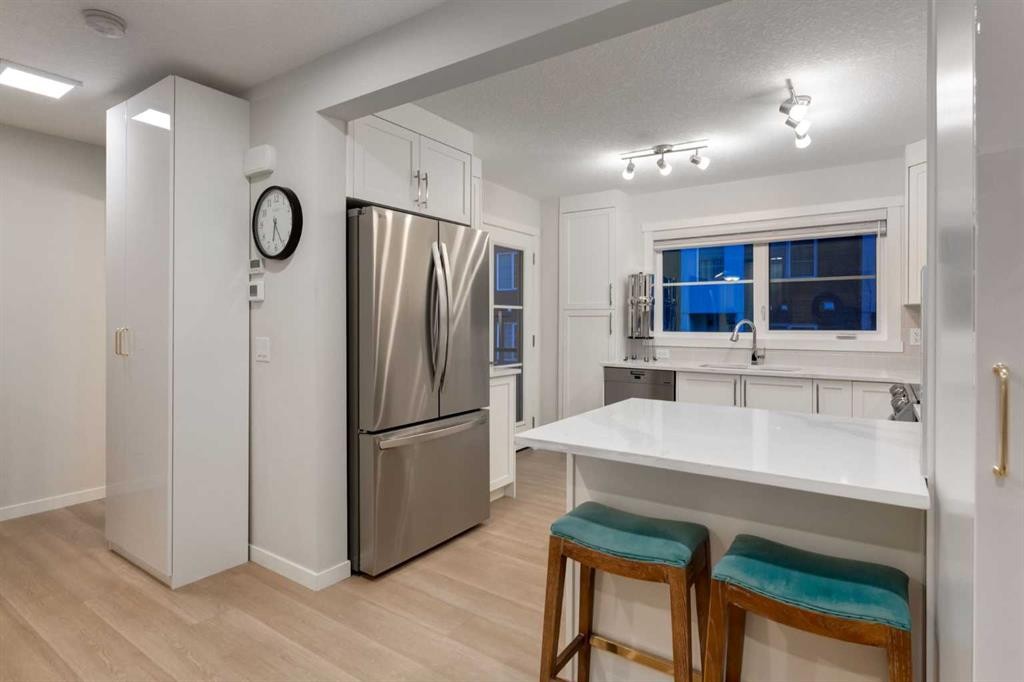 605-474 Seton Circle Se, Calgary, AB - Indoor Photo Showing Kitchen