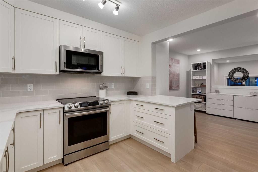 605-474 Seton Circle Se, Calgary, AB - Indoor Photo Showing Kitchen