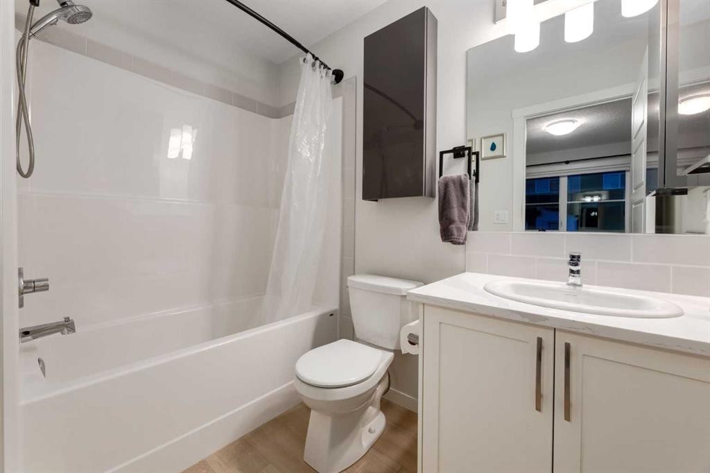 605-474 Seton Circle Se, Calgary, AB - Indoor Photo Showing Bathroom