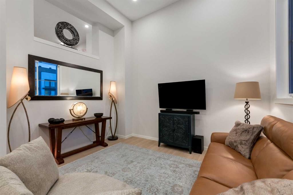 605-474 Seton Circle Se, Calgary, AB - Indoor