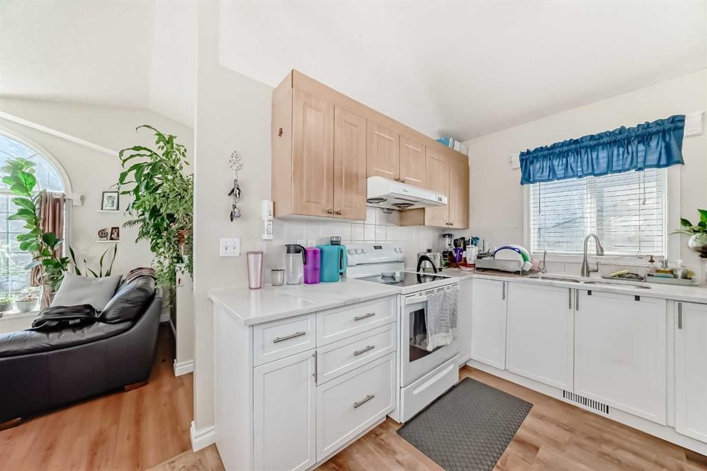 144 Taradale Drive Ne, Calgary, AB - Indoor Photo Showing Kitchen