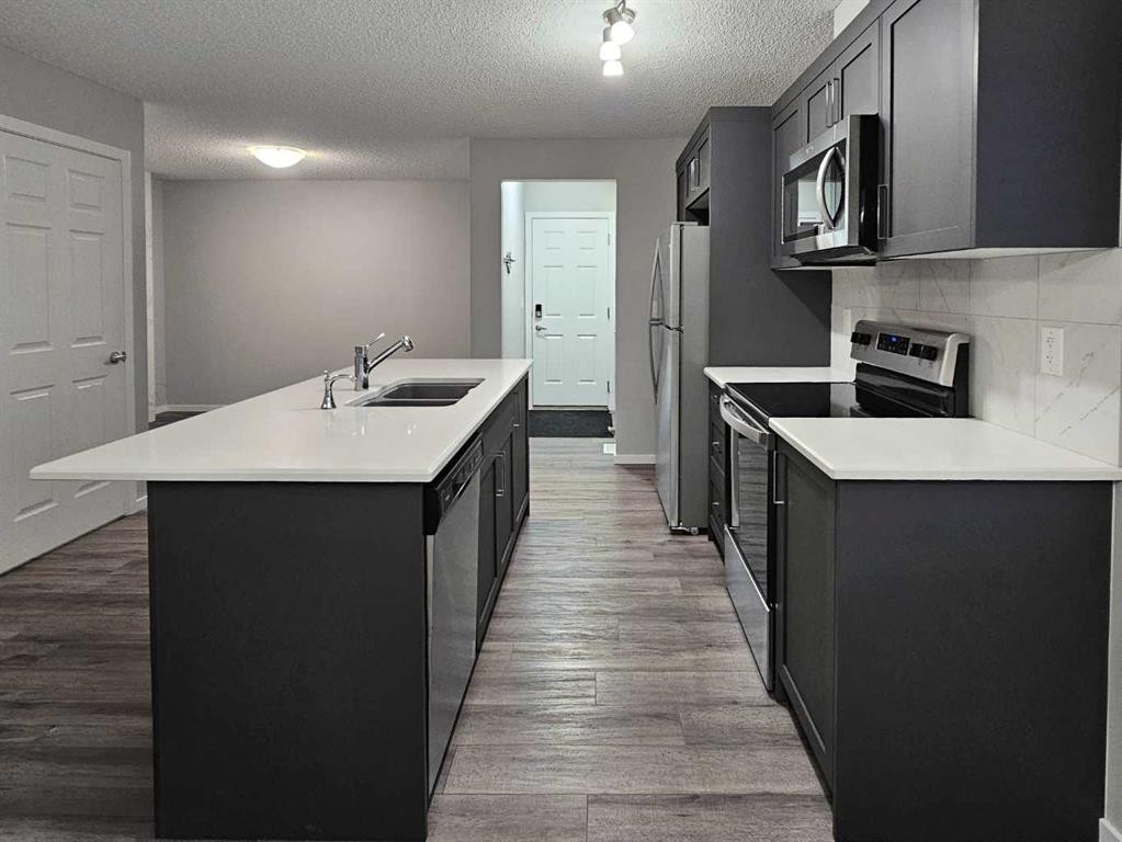 1485 148 Avenue Nw, Calgary, AB - Indoor Photo Showing Kitchen With Double Sink