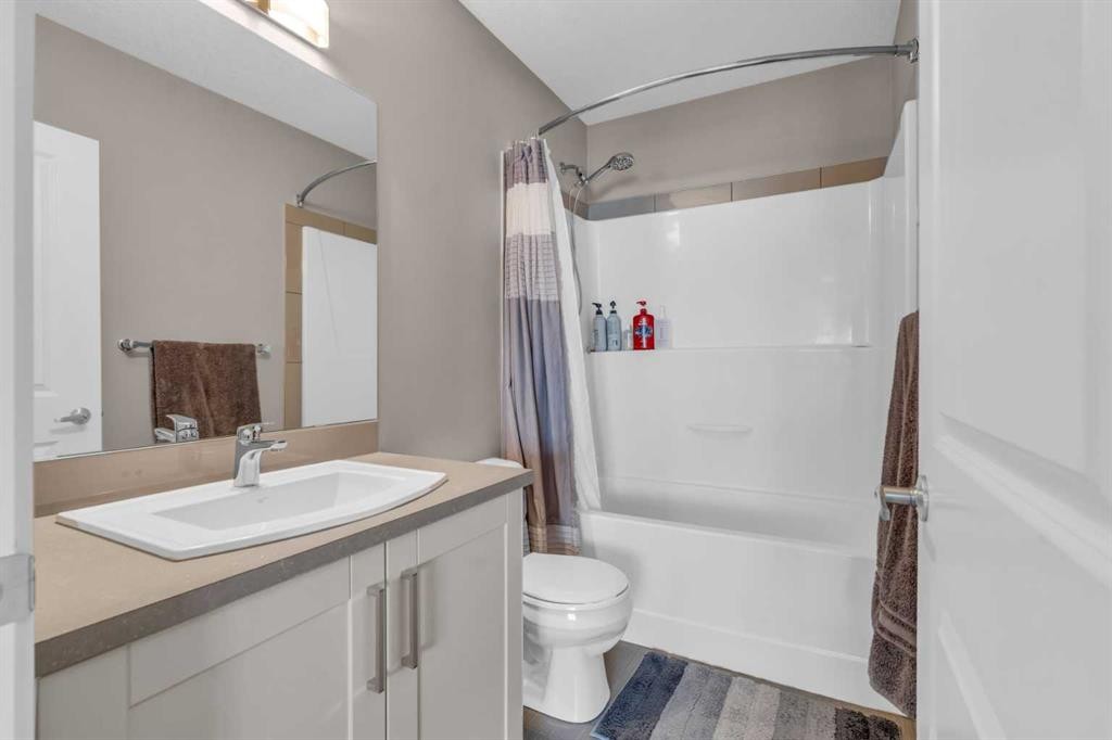 93 Copperstone Common Se, Calgary, AB - Indoor Photo Showing Bathroom