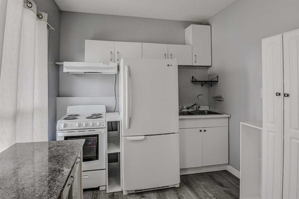 217 Somerside Close Sw, Calgary, AB - Indoor Photo Showing Kitchen With Double Sink