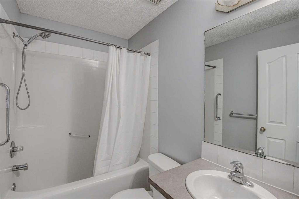 217 Somerside Close Sw, Calgary, AB - Indoor Photo Showing Bathroom