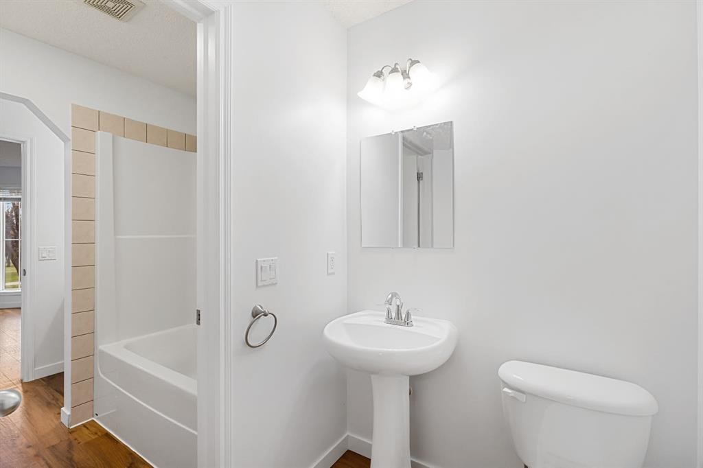 203 Prestwick Heights Se, Calgary, AB - Indoor Photo Showing Bathroom