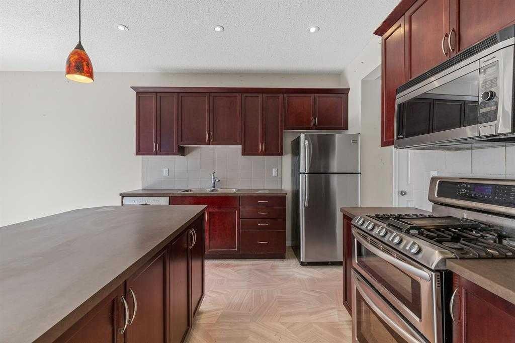 724 Windridge Road Sw, Airdrie, AB - Indoor Photo Showing Kitchen With Double Sink