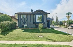 1371 BERKLEY Drive NW Calgary, AB T3K 1T4