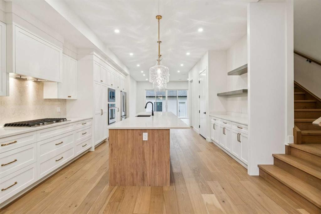 643 36 Street Sw, Calgary, AB - Indoor Photo Showing Kitchen With Upgraded Kitchen