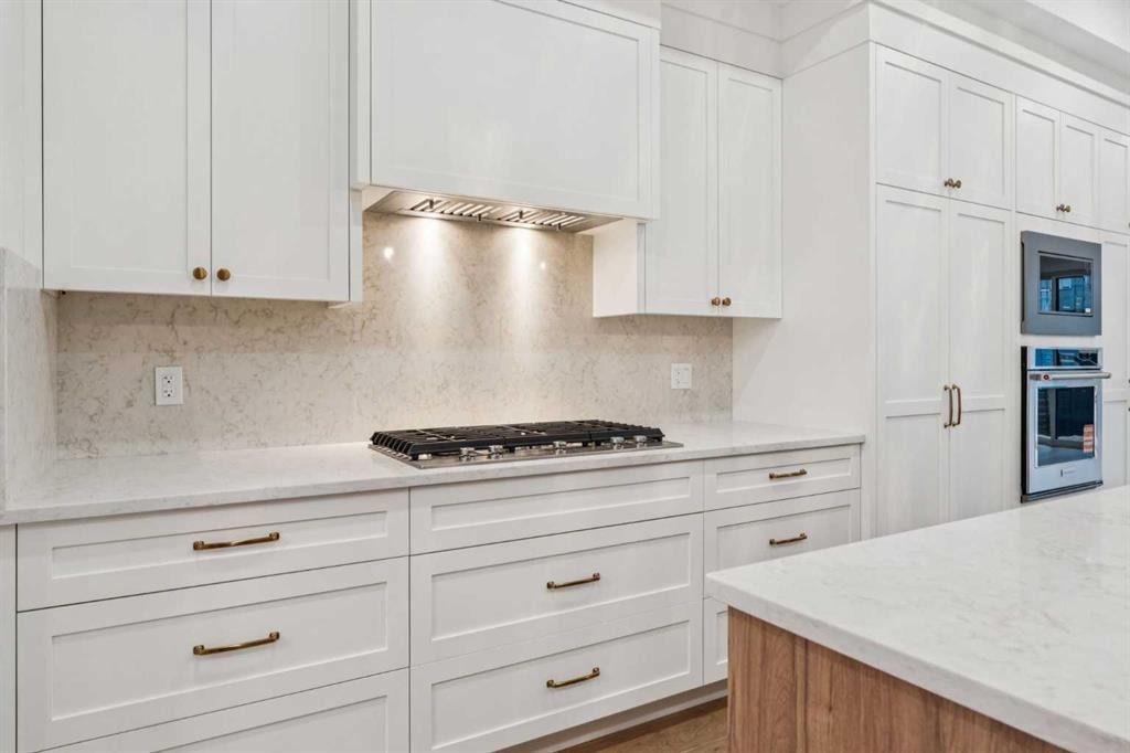 643 36 Street Sw, Calgary, AB - Indoor Photo Showing Kitchen With Upgraded Kitchen