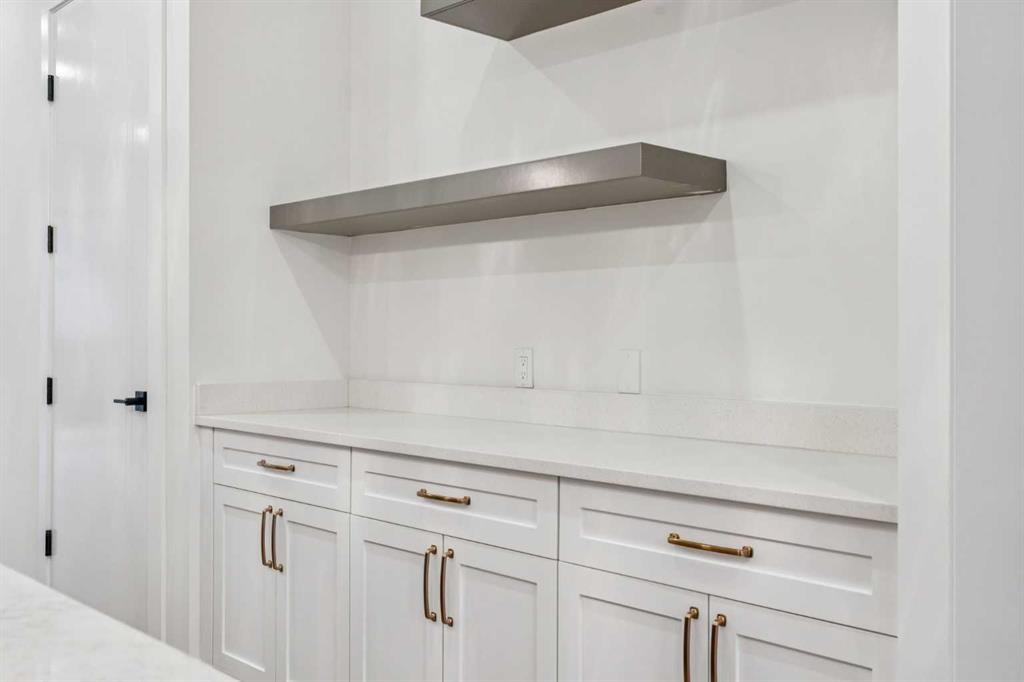 643 36 Street Sw, Calgary, AB - Indoor Photo Showing Other Room