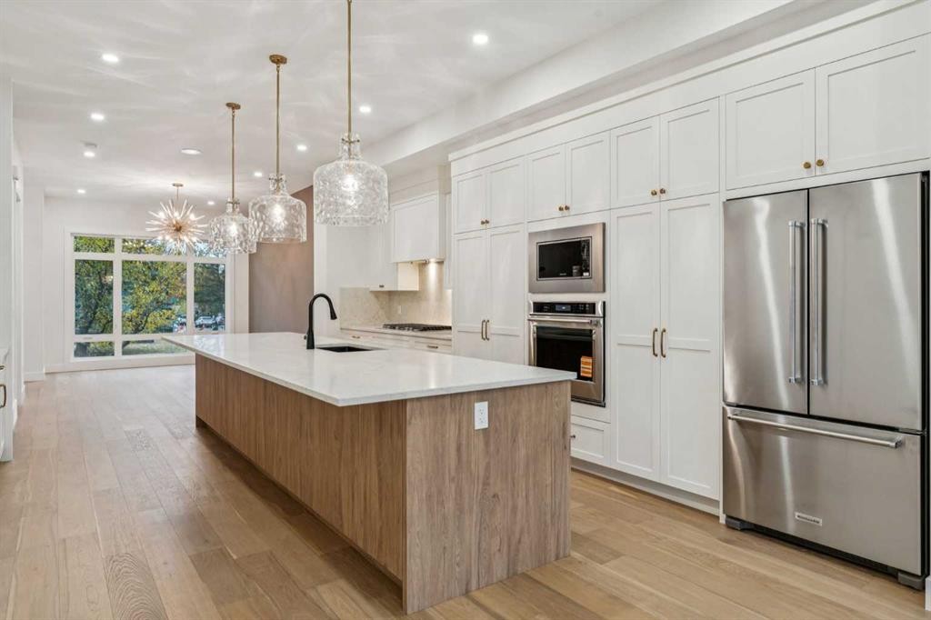 643 36 Street Sw, Calgary, AB - Indoor Photo Showing Kitchen With Upgraded Kitchen