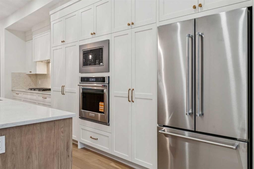 643 36 Street Sw, Calgary, AB - Indoor Photo Showing Kitchen With Upgraded Kitchen