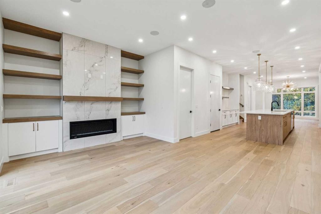 643 36 Street Sw, Calgary, AB - Indoor With Fireplace