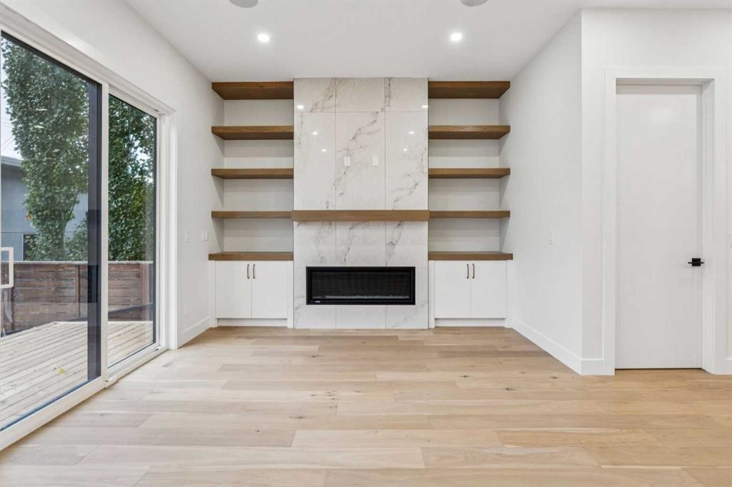 643 36 Street Sw, Calgary, AB - Indoor With Fireplace