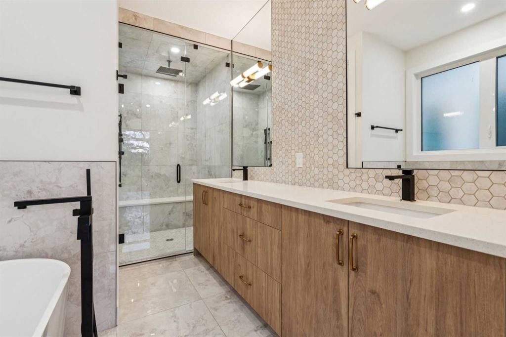 643 36 Street Sw, Calgary, AB - Indoor Photo Showing Bathroom