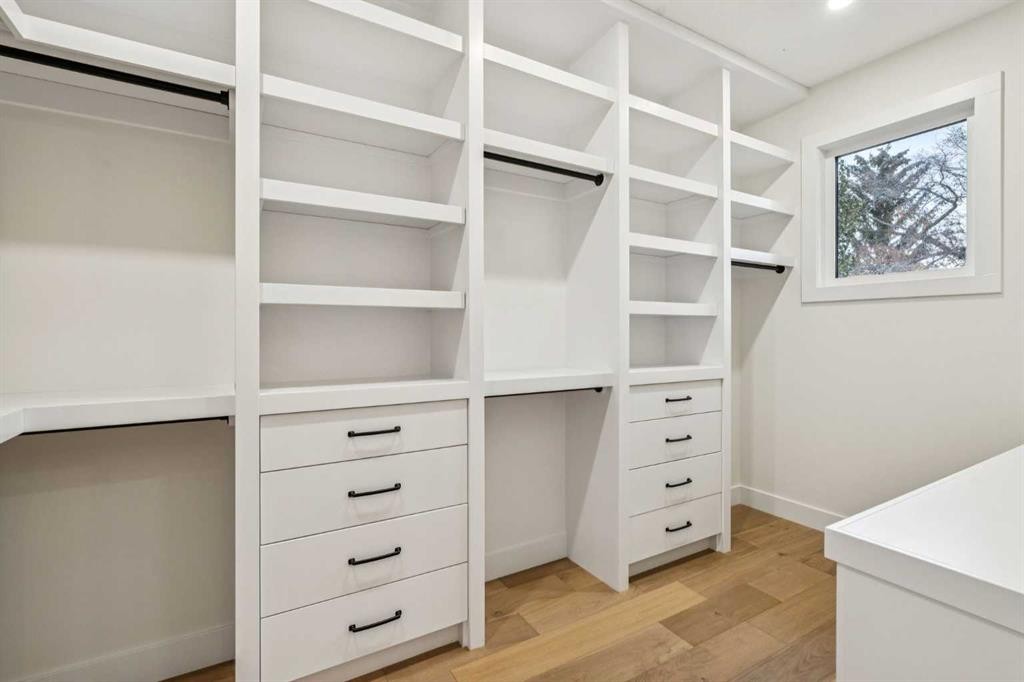 643 36 Street Sw, Calgary, AB - Indoor With Storage