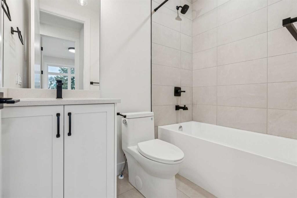643 36 Street Sw, Calgary, AB - Indoor Photo Showing Bathroom
