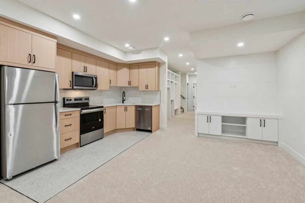 643 36 Street Sw, Calgary, AB - Indoor Photo Showing Kitchen