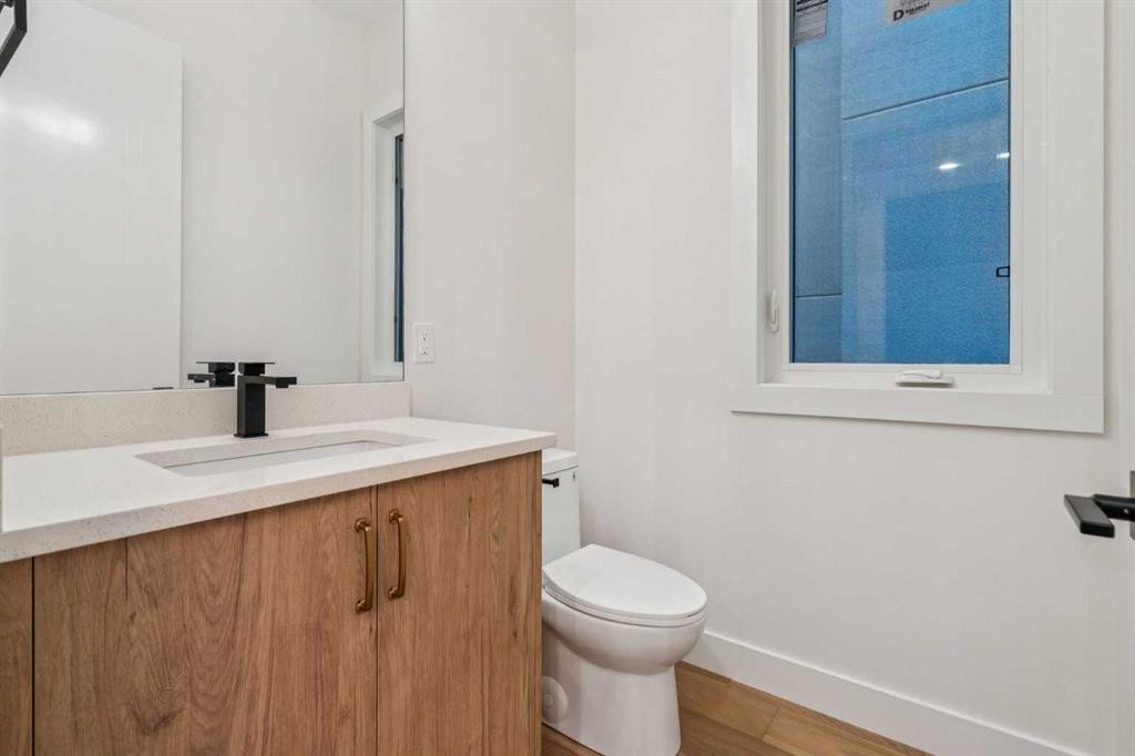 643 36 Street Sw, Calgary, AB - Indoor Photo Showing Bathroom