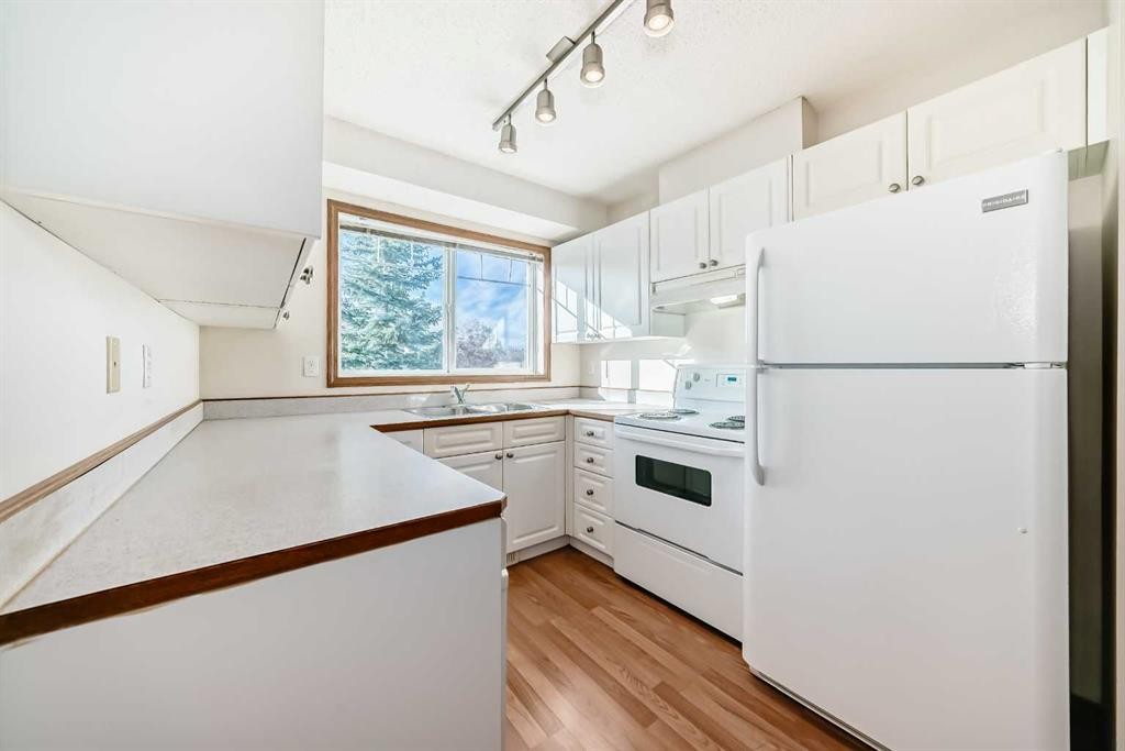 306-11 Somervale View Sw, Calgary, AB - Indoor Photo Showing Kitchen