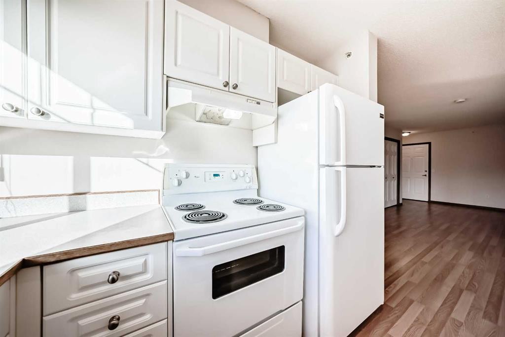 306-11 Somervale View Sw, Calgary, AB - Indoor Photo Showing Kitchen