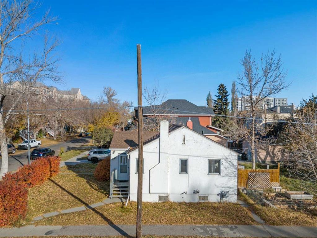 1402 Centre A Street Ne, Calgary, AB - Outdoor